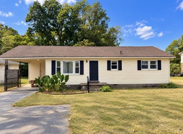 Front of 2125 W Gaines St, Lawrenceburg TN 38464